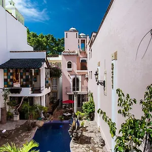 Garlands Del Rio Riverside Boutique Bed and breakfast